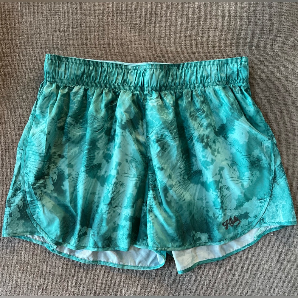 Huk Shorts Womens Medium Turquoise Blue Ocean Print